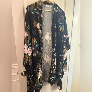 Kimono style cover.  Tag says xl but fits small or medium.